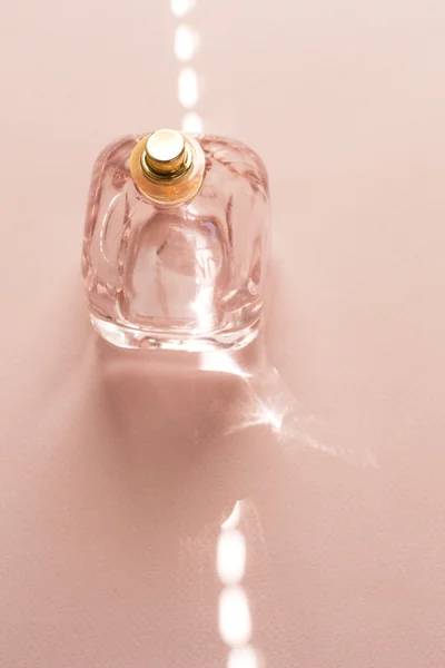 Flakon perfum pojedynczy — Zdjęcie stockowe