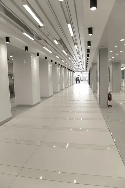 Havaalanı koridor mermer zemin ile