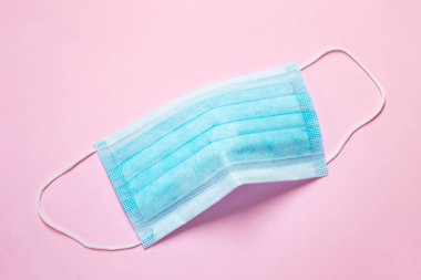 Pembe arka planda koruyucu yüz maskesi
