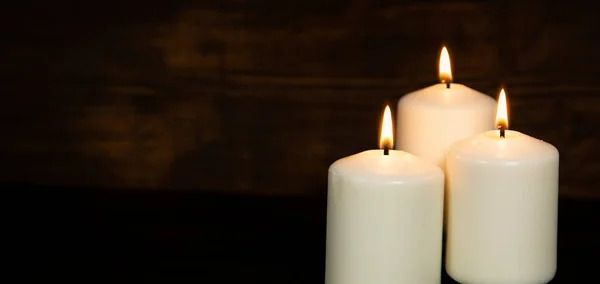 Velas Encendidas Una Oscuridad — Foto de Stock