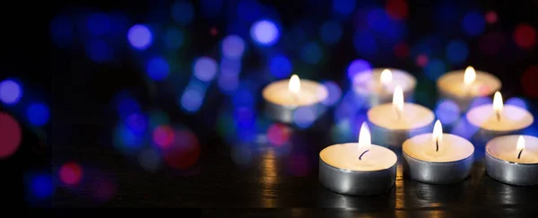 Velas Ardientes Una Oscuridad Con Bokeh Colorido — Foto de Stock