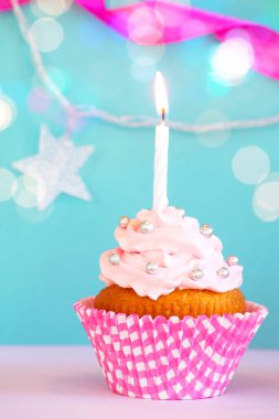 Yanan mumlu doğum günü keki.