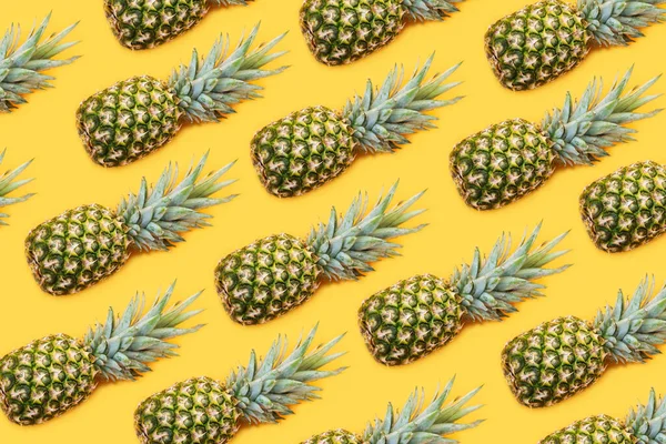 Modèle Ananas Sur Fond Jaune — Photo