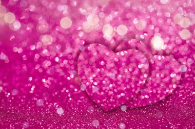 Valenine mor parıltılı arka planda iki sıcak