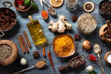 Koyu arkaplanda çeşitli baharatlar