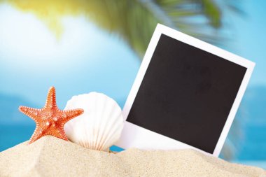 Boş bir vintage fotoğrafla yaz arkaplanı