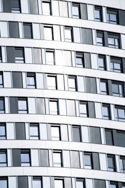 Yeni bir modern binanın cephesi