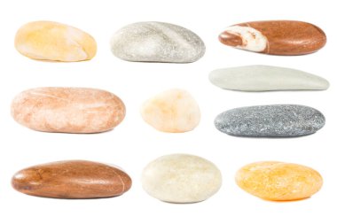 Beyaz arkaplanda izole edilmiş renkli taşlar