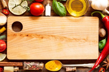 Ahşap arka planda çeşitli otlar ve baharatlar.