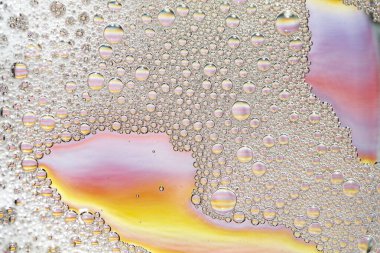 Renkli arkaplanda beyaz köpük