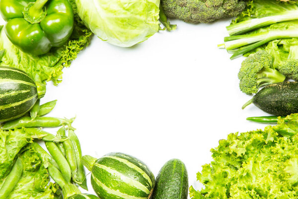 Зеленые овощи на белом фоне