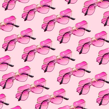 Pembe arka planda pembe güneş gözlüğü deseni