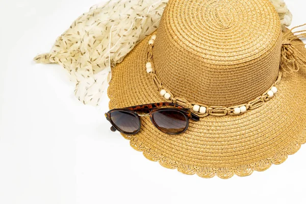 Καλοκαιρινό Αξεσουάρ Ψάθινο Καπέλο Γυαλιά Ηλίου Και Μαντήλι Λευκό Φόντο — Φωτογραφία Αρχείου