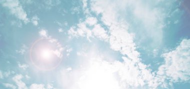 Mavi gökyüzü ve beyaz bulutlar