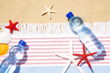 Plaj havlusundaki maden suyu.