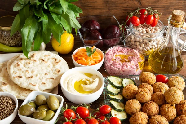 Hummus Und Falafel Mit Salat Und Frischem Gemüse — Stockfoto