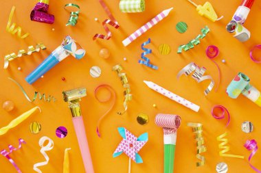 Turuncu arka planda tatil aksesuarı