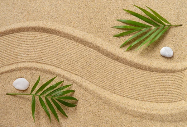 Zen Tuin Met Palmbladeren Een Patroon Zandtextuur — Stockfoto