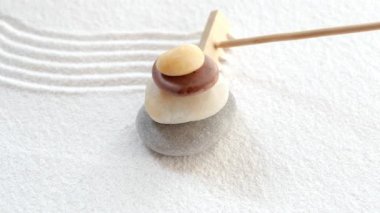 Beyaz kumlu Zen bahçesi