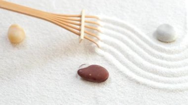 Beyaz kumlu Zen bahçesi