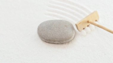 Beyaz kumlu Zen bahçesi