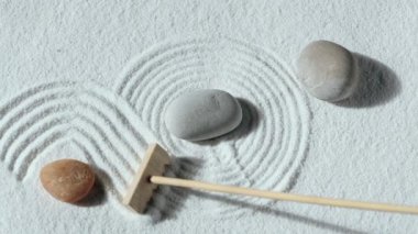 Beyaz kumlu Zen bahçesi