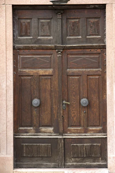 Vecchia porta in legno — Foto Stock