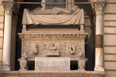 Santa Maria Antica adlı ünlü Scaliger mezarları Verona cetveller