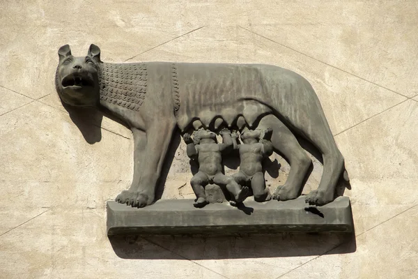 Via Mazzini Verona, Romulus ve Remus gösterimi — Stok fotoğraf
