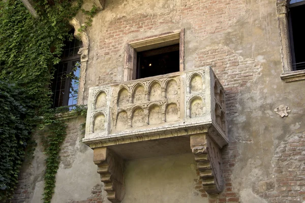 Der balkon von rom und juliet in verona — Stockfoto