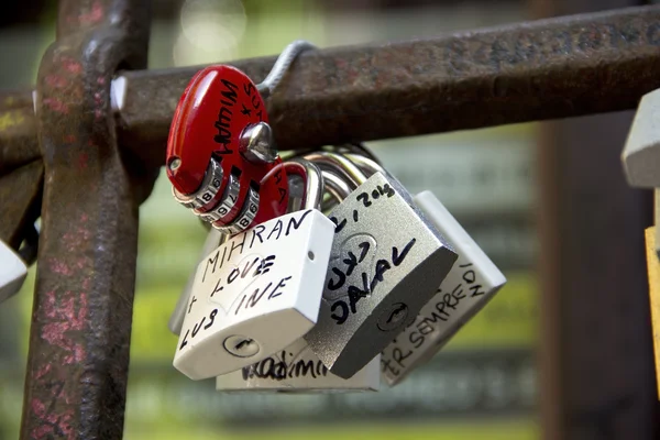 Padlocks, symbols of love in Julia's yard in Verona — Stock Photo, Image