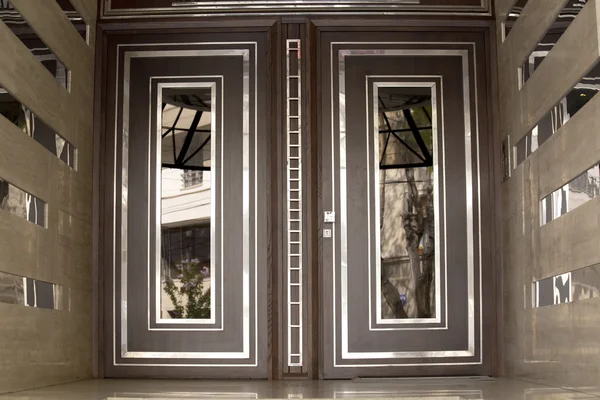 Modern entry front door — Stock Photo, Image