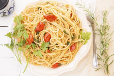 Shpageti kiraz domates ile