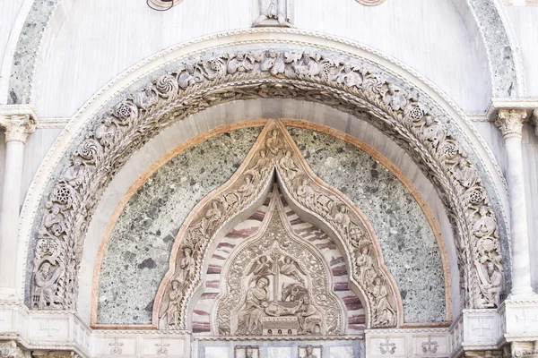 Architectural decoration on the facade of San Marco Cathedral in — Stock Photo, Image