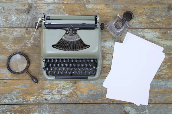 Machine à écrire vintage, encrier, loupe et les feuilles de papier — Photo