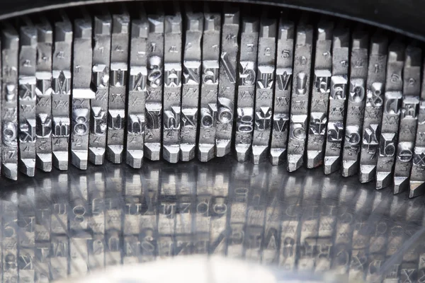 Schreibmaschinenbuchstaben aus Metall — Stockfoto