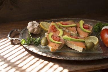 Somon Sandviç bir tepsi