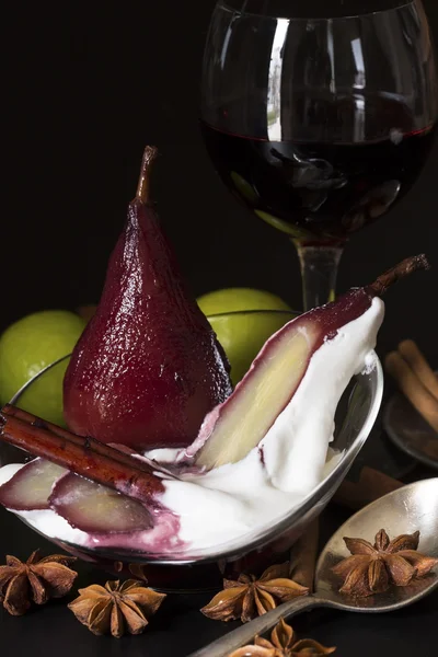 Peras cocidas en vino tinto — Foto de Stock