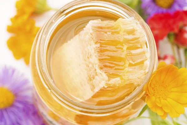 瓶の中の蜂蜜 — ストック写真