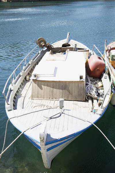 Witte boot in marina — Stockfoto