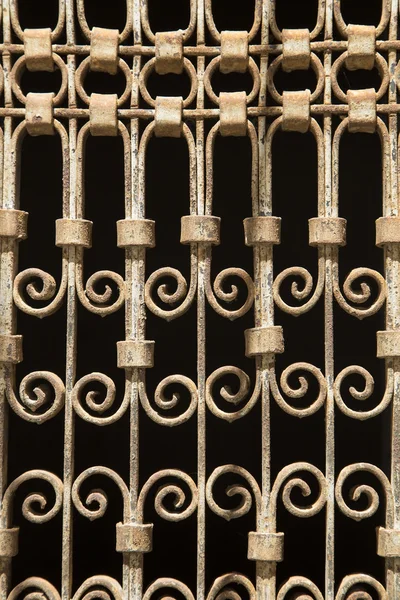 Гранж-металлический забор — стоковое фото