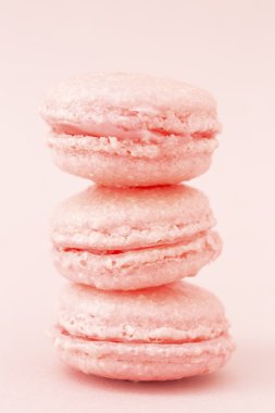 Üç pembe macaroons