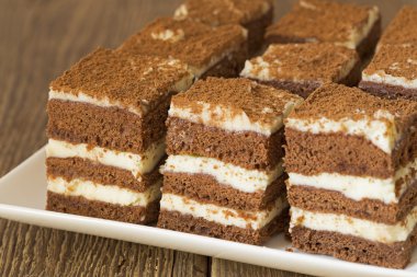 bir tabakta çikolatalı kek