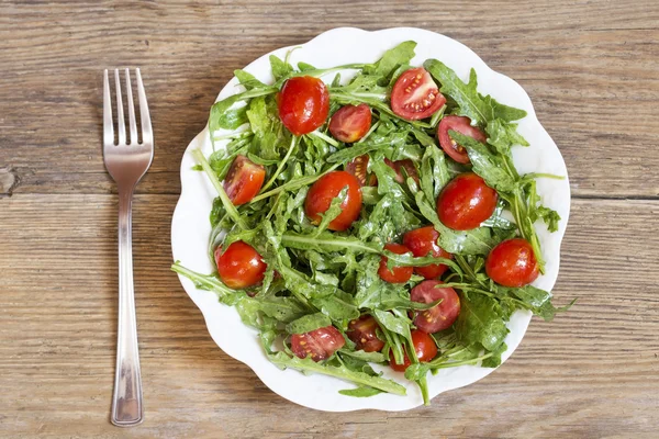 Roket ve kiraz domates salatası — Stok fotoğraf