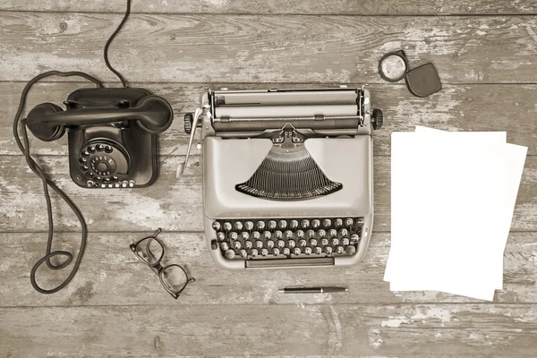 Téléphone vintage et machine à écrire — Photo