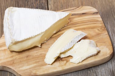 Sheese ahşap üzerine dilimlenmiş