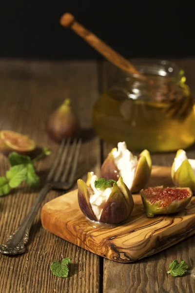 Feigen, Käse und Honig — Stockfoto