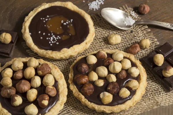 Fındık ile çikolata ve karamel tart — Stok fotoğraf