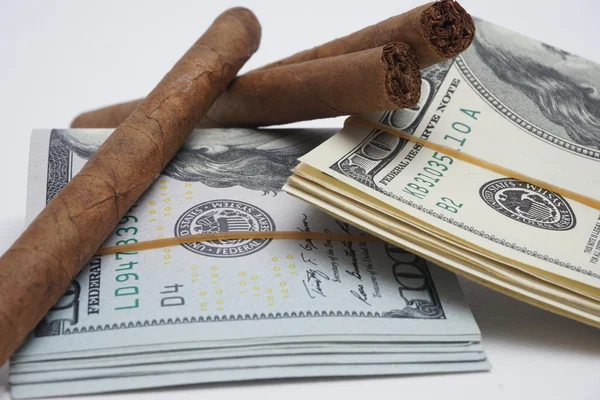 Dinero en efectivo y cigarros — Foto de Stock