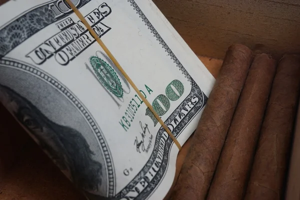 Dinero en efectivo y cigarros — Foto de Stock